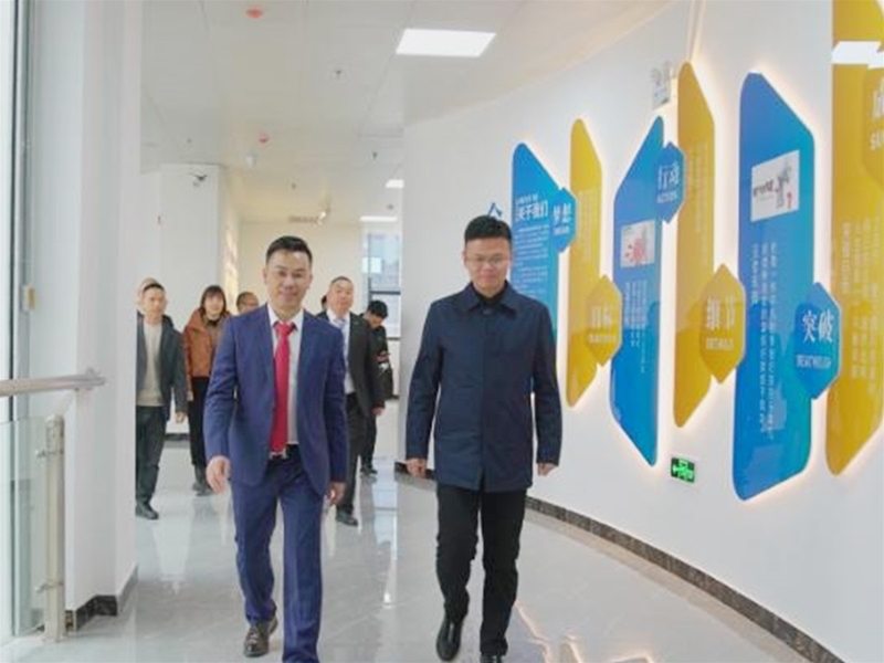 县委领导参观易升食药行政大楼